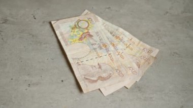Beton bir zeminde sergilenen İngiliz 10 pound banknotları.