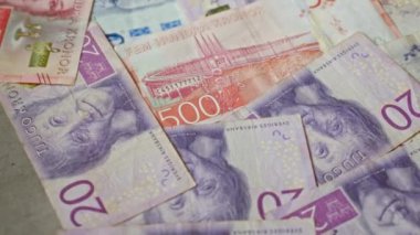 Değişik İsviçre banknotlarının yakın plan görüntüleri canlı renkler ve farklı kron değerleri ayrıntılı bir düzenleme içinde yayılmış.