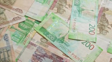 Rus rublesi banknotları para, finans ve ekonomiyi gösteren bir yığın halinde Rusya 'dan gelen farklı değerlere odaklanmış..