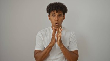 Kıvırcık saçlı, elleri izole edilmiş beyaz bir arka planı olan genç İspanyol bir adam.