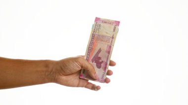 Hindistan 'ın el ele tutuşan 2000 rupilik banknotları beyaz arka planda, Hindistan' ın para birimi sergileniyor..