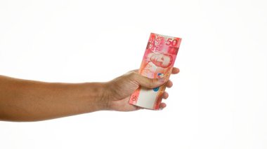 Beyaz arka planda el ele tutuşan Filipinli pesolar, doğal ışık altında ayrıntılı Filipinli para birimini vurguluyor.