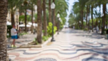 Avuç içi çizgili gezinti güvertesinde arka planı bulanık ve hareketli sokak şekilleriyle yürüyen bir kadın görüntüsü.