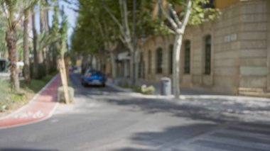 Ağaçlar, kaldırımlar, güneş ışığı, kaldırımlar, araç, yol, kentsel alan ve bulanık arkaplanlı sokak sahnesi