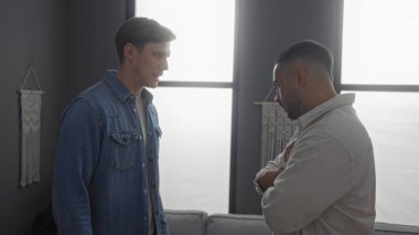 Erkek arkadaşlar bir dairenin sıcak oturma odasında sohbet ediyorlar.