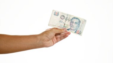 Beyaz arka planda elli dolarlık banknot tutuyor.