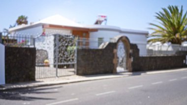 Ianzarote 'deki modern bir evin bulanık görüntüsü, Odaklanamayan bir açık hava manzarası ve bokeh etkisi olan İspanya