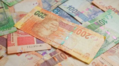 Mandela 'nın bir yığın halinde sergilendiği Güney Afrika banknotları, 200 rand' lık banknotun belirgin bir şekilde sergilendiği rengarenk para birimlerini gözler önüne seriyor..