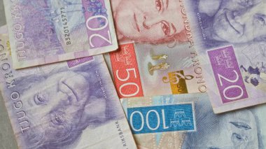 İsveçlinin para biriminin çeşitli değerleri ve canlı tasarımlarını vurgulayan renkli İsviçre Krona banknotlarının kapatılması.