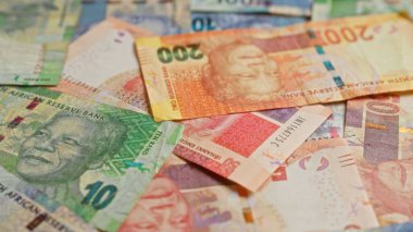 Nelson Mandela 'nın yer aldığı Güney Afrika banknotları. Renkli bir para birimi oluşturan randların çeşitli mezhepleri..