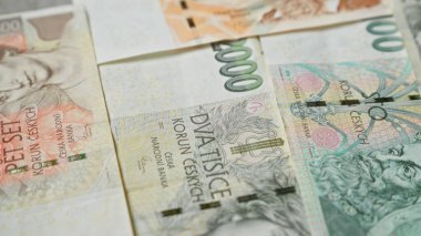 Çek banknotları Koruna 'nın çeşitli mezheplerini gösteriyor ve Çek Cumhuriyeti' nde kullanılan karmaşık detaylı para birimini gözler önüne seriyor
