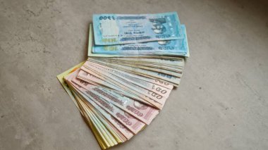 Bangladeş, çeşitli değerlerde yerel para birimlerini gösteren somut bir yüzeye yerleştirilmiş banknotlar aldı..