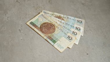Polonya 'nın zloti banknotları, Polonya' da para birimi finansmanını gösteren somut bir yüzey üzerine kurulmuş ve dokulu arka plana karşı ayrıntılı tasarım gösteren 10 zloti nota içeriyor..
