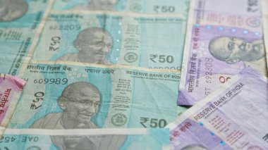 Hint banknotlarında mahatma gandhi yer almakta, çeşitli rupi değerleri sergiliyordu..