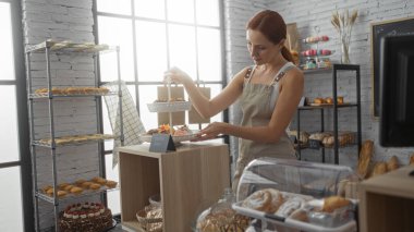 Kızıl saçlı, kadın, çalışan, fırın, elleme, hamur işleri, kapalı alan, dükkan, çekici, iç mekan