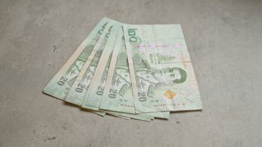 Tayland 'da para ve finansmanı temsil eden, beton bir yüzeye yayılmış Tayland baht banknotları yığını