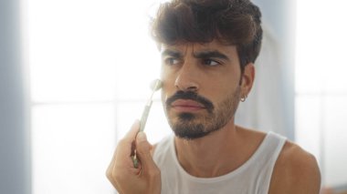 Sakallı yakışıklı genç bir adam güzellik salonunda güzellik tedavisi görüyor. Sağlığını arttırmak için.