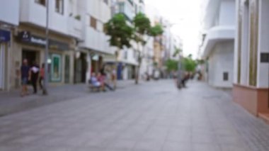 Lanzarote 'de bulanık insanlar ve arka planda binalar, açık hava, İspanya, kanarya adaları, hareketli atmosfer ve belirsiz yoldan geçenler.