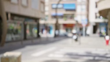 Bulanık şehir caddesinde insanlar ve araçlar Bokeh etkisi olan ve odak alanı dışında kalabalık bir kasaba atmosferi yaratan bir şehir alanı olduğunu gösteriyor.