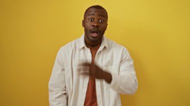 Yanlışlıkla, Afro-Amerikan bir adam tişört giyer, sarı arka planda hata yapmak için el ele durur, fark edildiği anda hafızasını unutur.