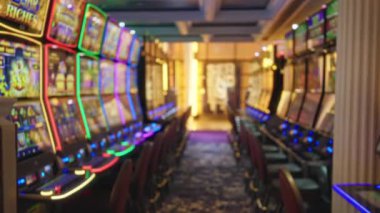 Kumarhanenin içi bulanık kumar makineleri ve renkli ışıklarla dolu. Las Vegas 'ta canlı ama odağını kaybetmiş bir sahne yaratıyor..