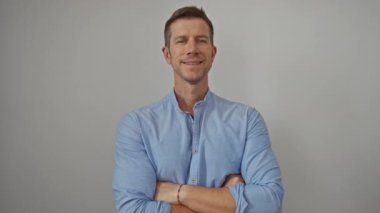 Sıradan mavi gömlekli, kollarını kavuşturup gülümseyen kendine güveni tam bir adam. Profesyonel kullanım için rahat ve cana yakın tavrını vurguluyor.