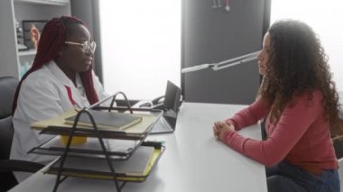 Klinik danışma odasında doktor ve hasta el sıkışması. Profesyonel etkileşim ve karşılıklı anlaşma, tıbbi durum ve hasta bakımını gösteren sağlık hizmetleri odaklı..