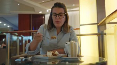 Modern bir yemek deneyimi için lüks barlarda tatlı yiyen bir kadın..