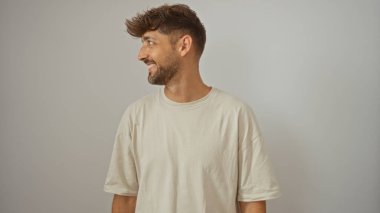Genç, çekici, beyaz tenli, soyutlanmış beyaz arka planda duran bej gömlekli, dost canlısı bir adam.