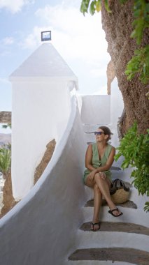 Lagmar, Lanzarote 'da, güneşli bir günde yemyeşil bir merdiven üzerinde dinlenen bir kadın.