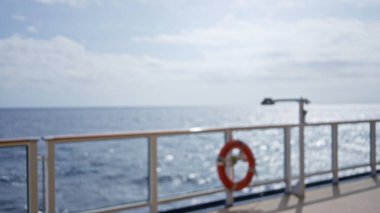 Odaklanmış tırabzanlar ve okyanus tıkanıklığı olan lüks bir açık hava seferi manzarası bulanık.