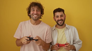 Erkekler, arkadaşlar, birlikte, oyun, video, oyunlar, gülümseme, izole edilmiş, sarı, arka plan