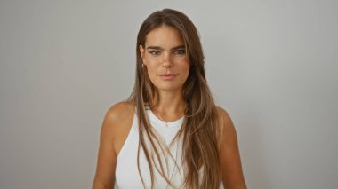 Genç bir kadın, esmer, güzel bir kadın, çekici, beyaz arka planda soyutlanmış bir yetişkin.