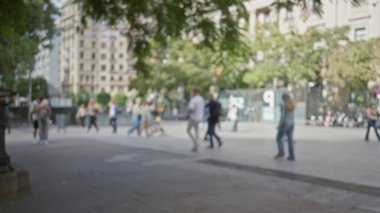 Barselona 'da, bulanık figürler ve bokeh etkisinden yoksun bir sokakta yürüyen insanlar hareketlilik ve hareketle dolu canlı bir şehir manzarası yaratıyorlar..