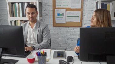 Ofisteki erkek ve kadın masa başında bilgisayar ve belgelerle çarpışıyor takım çalışması ve modern bir iş ortamında profesyonel etkileşim..