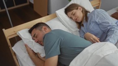 Yatak odasında uyuyan adamı kucaklayan kadın, sevgi dolu bir çiftin evdeki mahrem anlarını yakalar. İlişkilerini, sevgisini, iç huzurunu ve yatakta birlikteliğini ön plana çıkarır..