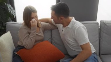 Erkek, kadını rahat bir oturma odasında rahat ettiriyor, aşk, destek ve ilişki temalarını kapalı bir ortamda aktarıyor..