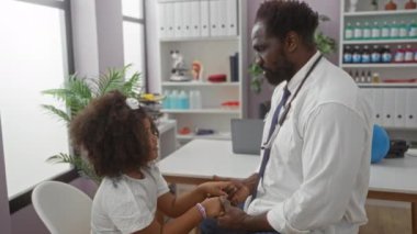 Doktor klinikte genç bir kıza sarılıyor. Pediatrik sağlık ortamında samimiyet ve empati gösteriyor..