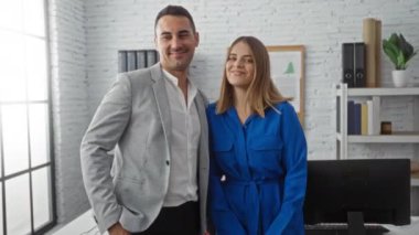 Bir ofis ortamında gülümseyen erkek ve kadın, modern iç mekan ve pozitif enerji ile takım çalışması ve başarı sergiliyor..