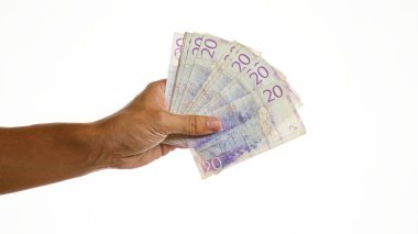 İzole edilmiş beyaz arka plan duvarı üzerinde el ele tutuşan İsveç kronunda parasal bir işlem veya finansal konsept gösteriliyor