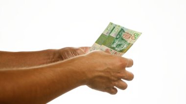 Hong Kong dolarlarını tutan eller beyaz bir arka plan duvarında izole edilmiş.