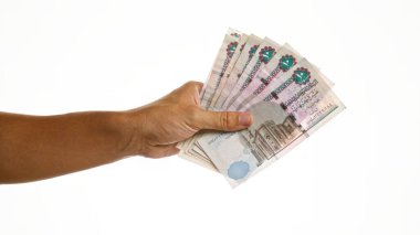 Beyaz arkaplanda el ele tutuşan Mısır sterlini finansal kavramları ve para birimini temsil ediyor..