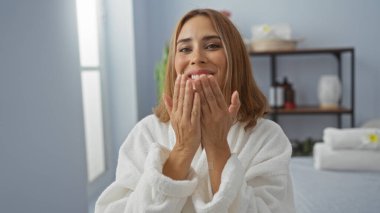 İspanyol kadın kameraya bir öpücük yolluyor. Kaplıcadaki huzur veren bir sağlık merkezinde.