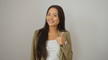 Genç, güzel, gülümseyen Çinli bir kadın izole edilmiş beyaz arka plan üzerinde olumlu bir işaret veriyor.