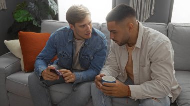 Rahat bir oturma odasında cep telefonuna bakarken bir anı paylaşan iki yakışıklı adam yakın bir dostluk ve kapalı bir ortamda ilişki kurmayı öneriyor..
