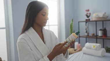 Sağlık merkezindeki spa ürünleri satan kadın, sakin bir iç mimariye sahip.
