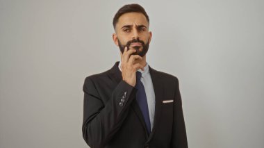 Beyaz arka planda tek başına duran, takım elbiseli yakışıklı, İspanyol bir adam.