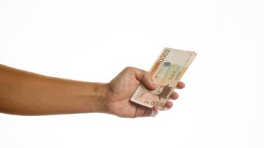 El ele tutuşan Koreli banknotlar beyaz arka planlı, izole bir ortamda kazanıldı.