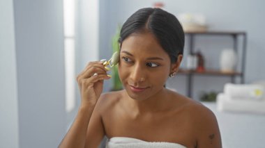 Kaplıcadaki güzel İspanyol kadın huzur odasında cilt bakımını yapıyor.