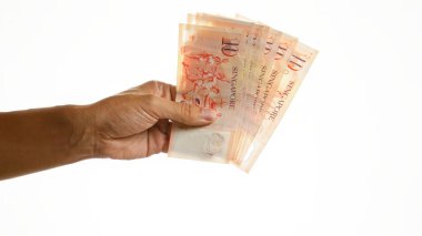 El ele tutuşan tek bir dolar, izole edilmiş beyaz arka plan üzerinde, basit ve temiz bir ayarda..